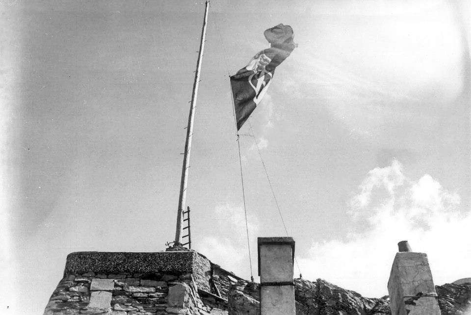 Ligne Maginot - REDOUTE RUINEE - (Ouvrage d'infanterie) - L'avant poste le 02 juillet 1940
Les couleurs italiennes sont hissées sur l'avant poste.