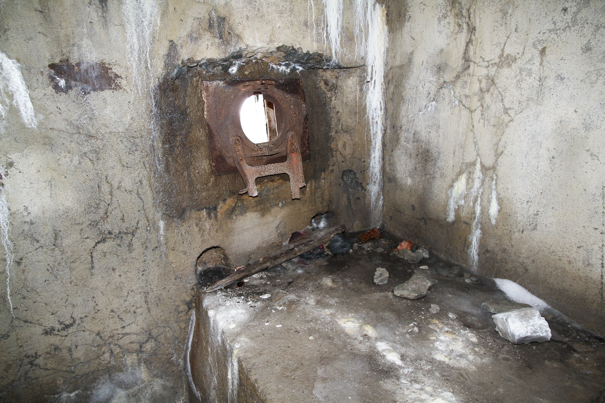 Ligne Maginot - REDOUTE RUINEE - (Ouvrage d'infanterie) - Emplacement de la mitrailleuse tirant sur le Col du Petit Saint-Bernard