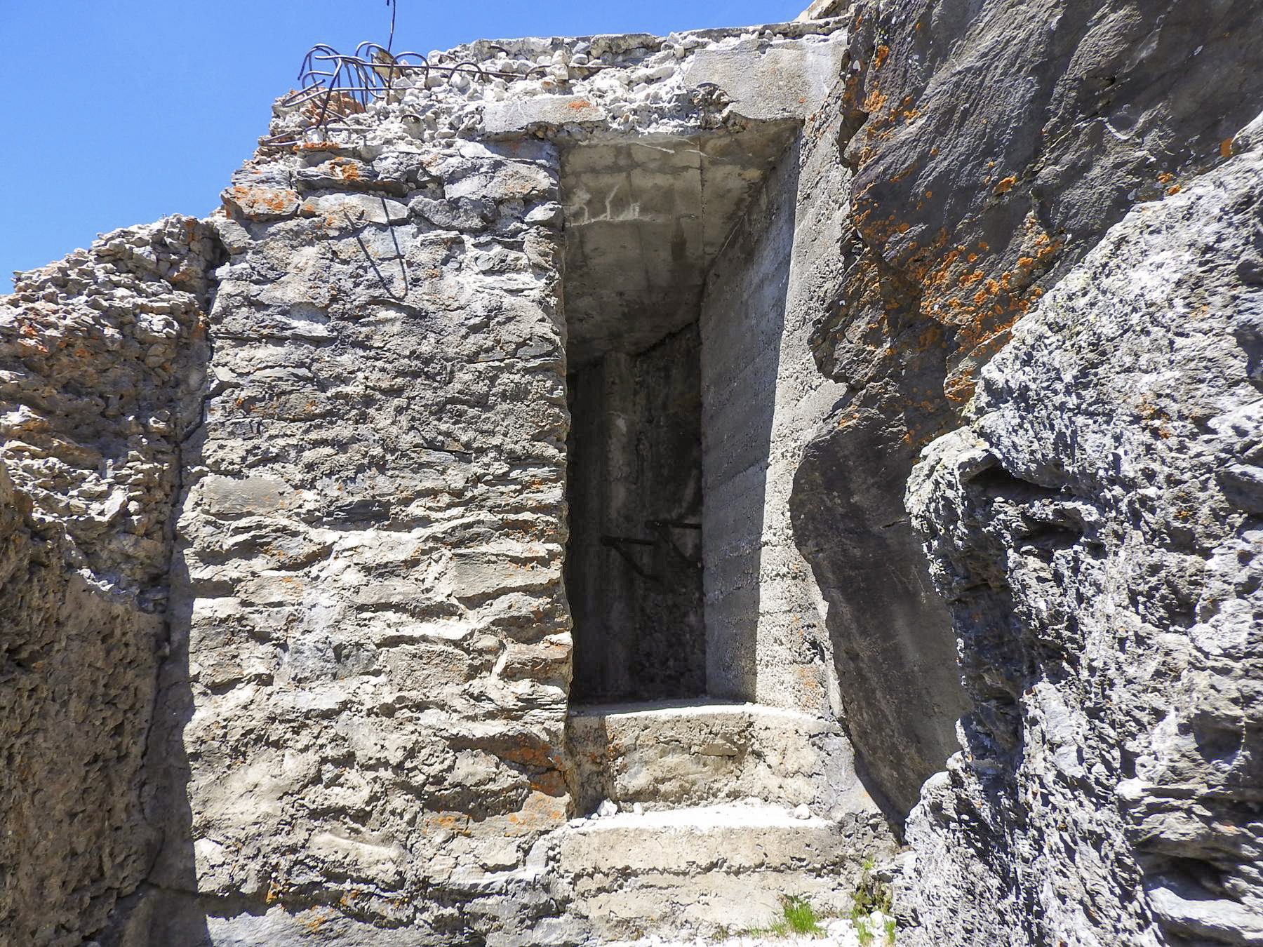 Ligne Maginot - REDOUTE RUINEE - (Ouvrage d'infanterie) - L'entrée du blockhaus pour FM Ouest