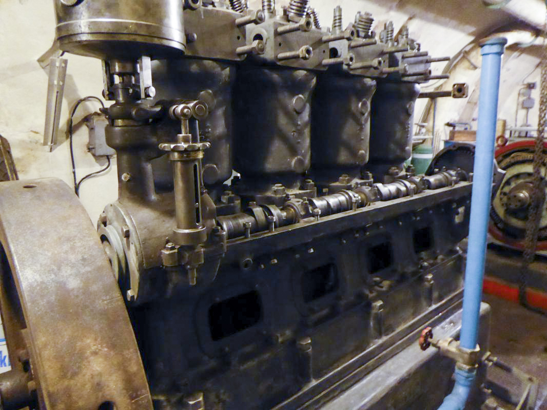 Ligne Maginot - BOUSSE - A24 - (Ouvrage d'infanterie) - La centrale électrique
Groupes électrogènes à moteur SMIM type 4 SR 18 de 85 CV