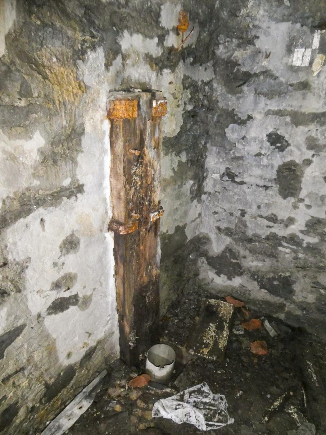 Ligne Maginot - REDOUTE RUINEE - (Ouvrage d'infanterie) - Reste de la pompe manuelle - ELLENA Daniel - CUNY Philippe