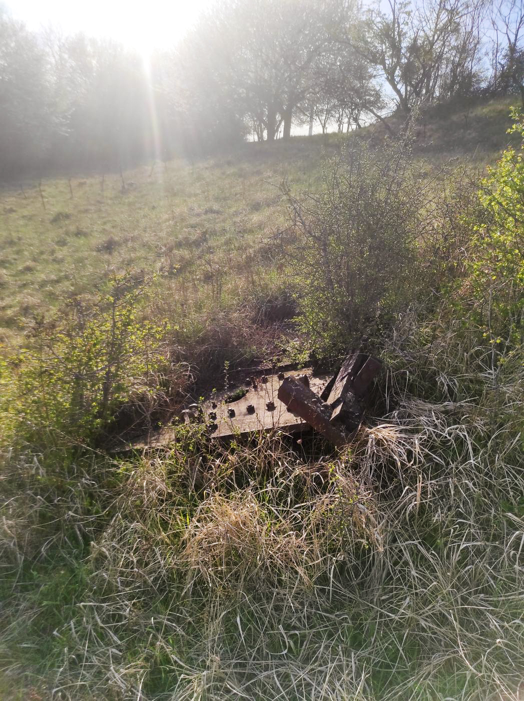 Ligne Maginot - EINSELING SUD - C73 - (Casemate d'infanterie - Simple) - Porte blindée de la casemate, expulsée en contrebas par l'explosion de cette dernière. - BlackMamba73