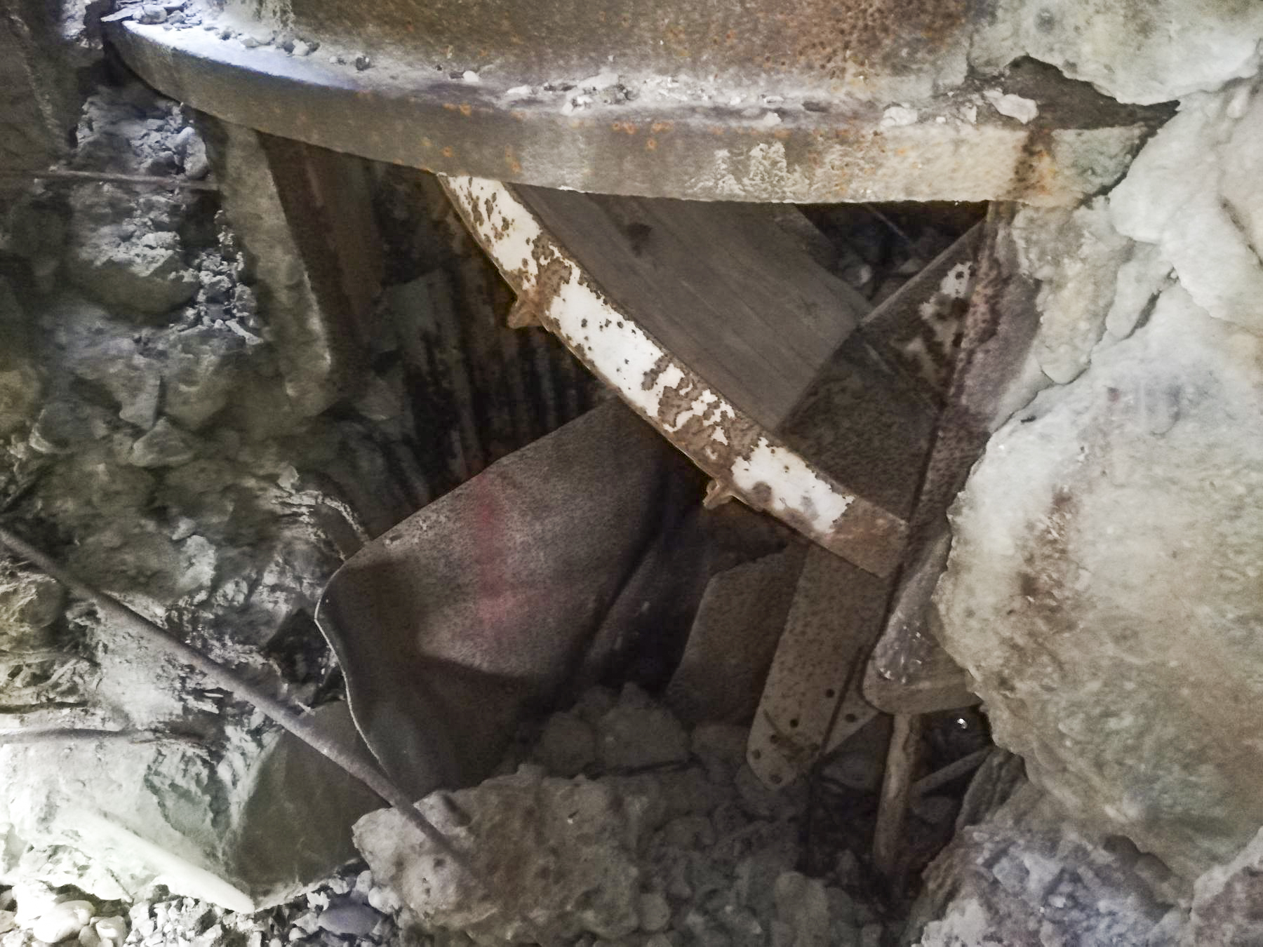 Ligne Maginot - EINSELING SUD - C73 - (Casemate d'infanterie) - Cloche JM, plancher cassé