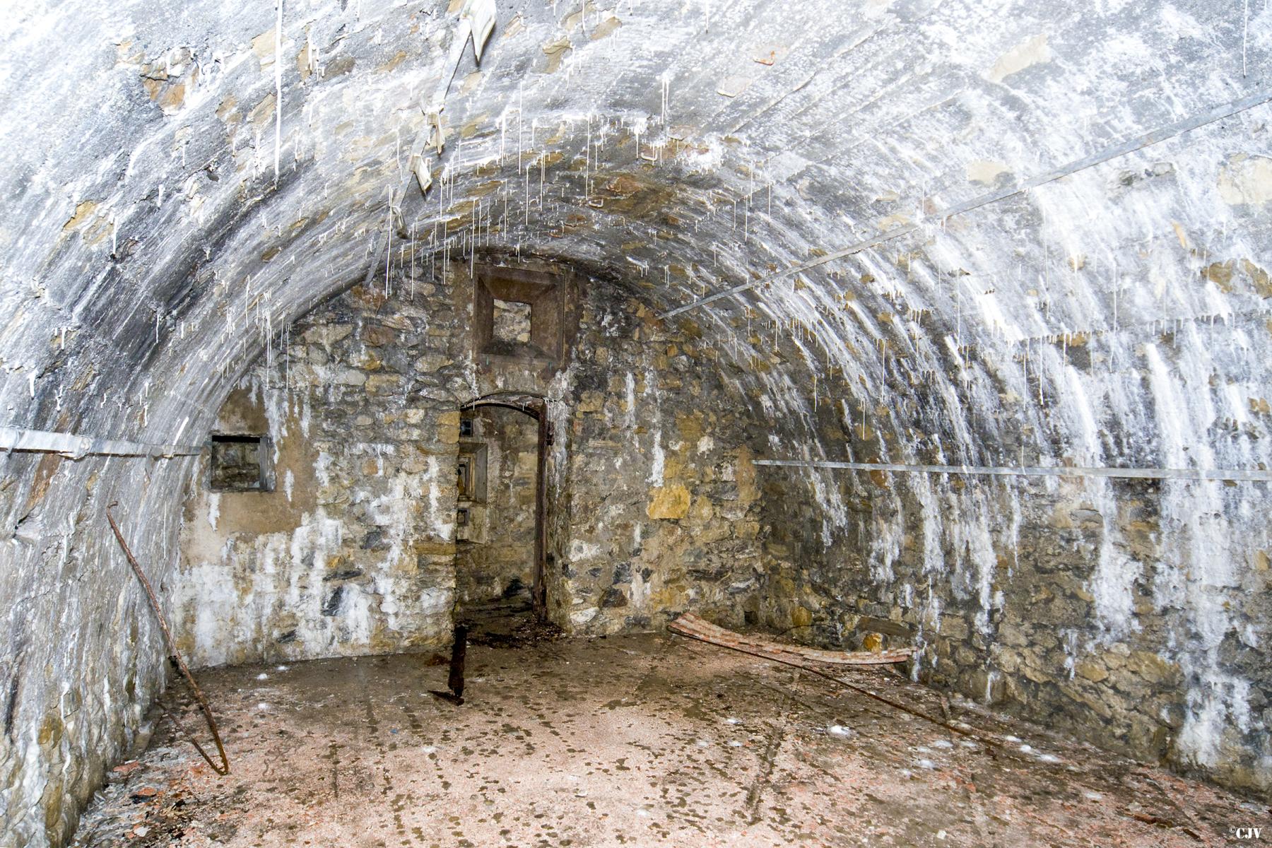 Ligne Maginot - LE TRUC - (Position d'artillerie préparée) - Le magasin sous roc
