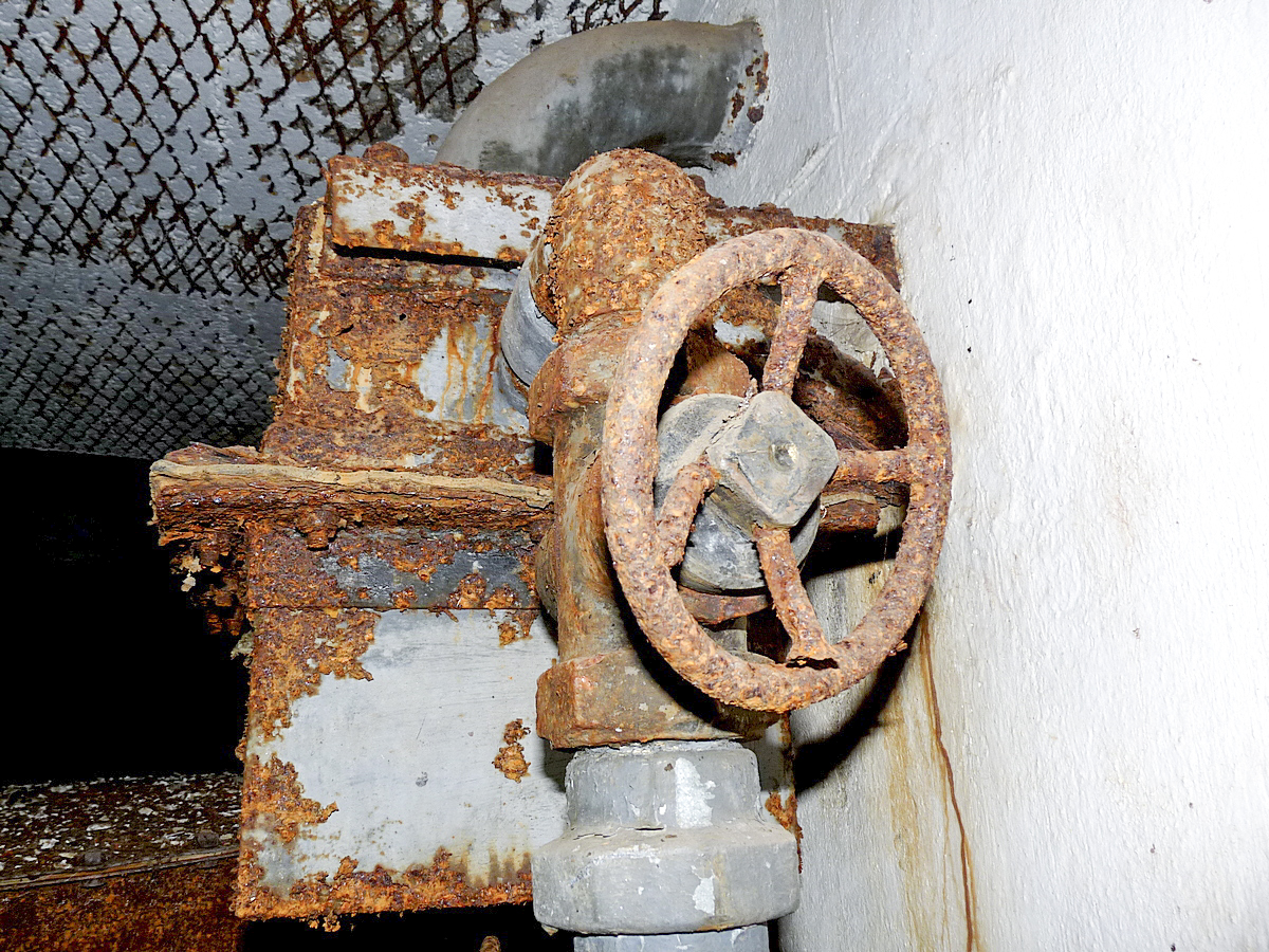 Ligne Maginot - ROUTE D'OTTANGE EST - C31 - (Casemate d'infanterie - Simple) - Système de siphon et vanne 3 voies pour la récupération de l'eau de ruissellement provenant de la cunette extérieure - Sylvie Laure LAMBERT