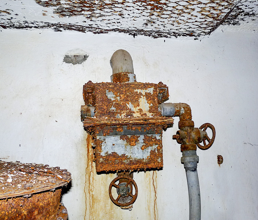 Ligne Maginot - ROUTE D'OTTANGE EST - C31 - (Casemate d'infanterie - Simple) - Système de siphon et vanne 3 voies pour la récupération de l'eau de ruissellement provenant de la cunette extérieure - Sylvie Laure LAMBERT