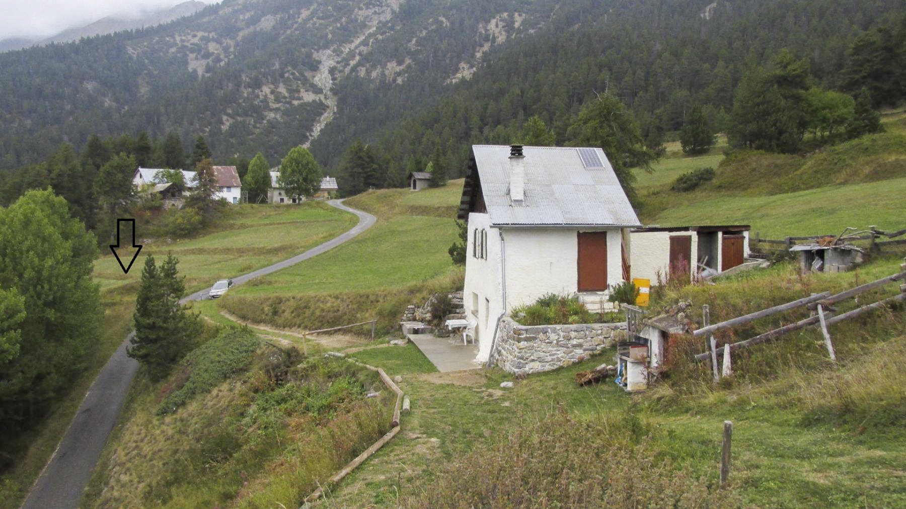 Ligne Maginot - POET OLLAGNIER - (Position d'artillerie préparée) - Un des emplacements de tir à gauche de la route ( vers voiture en stationnement) - Jean BERTHIER