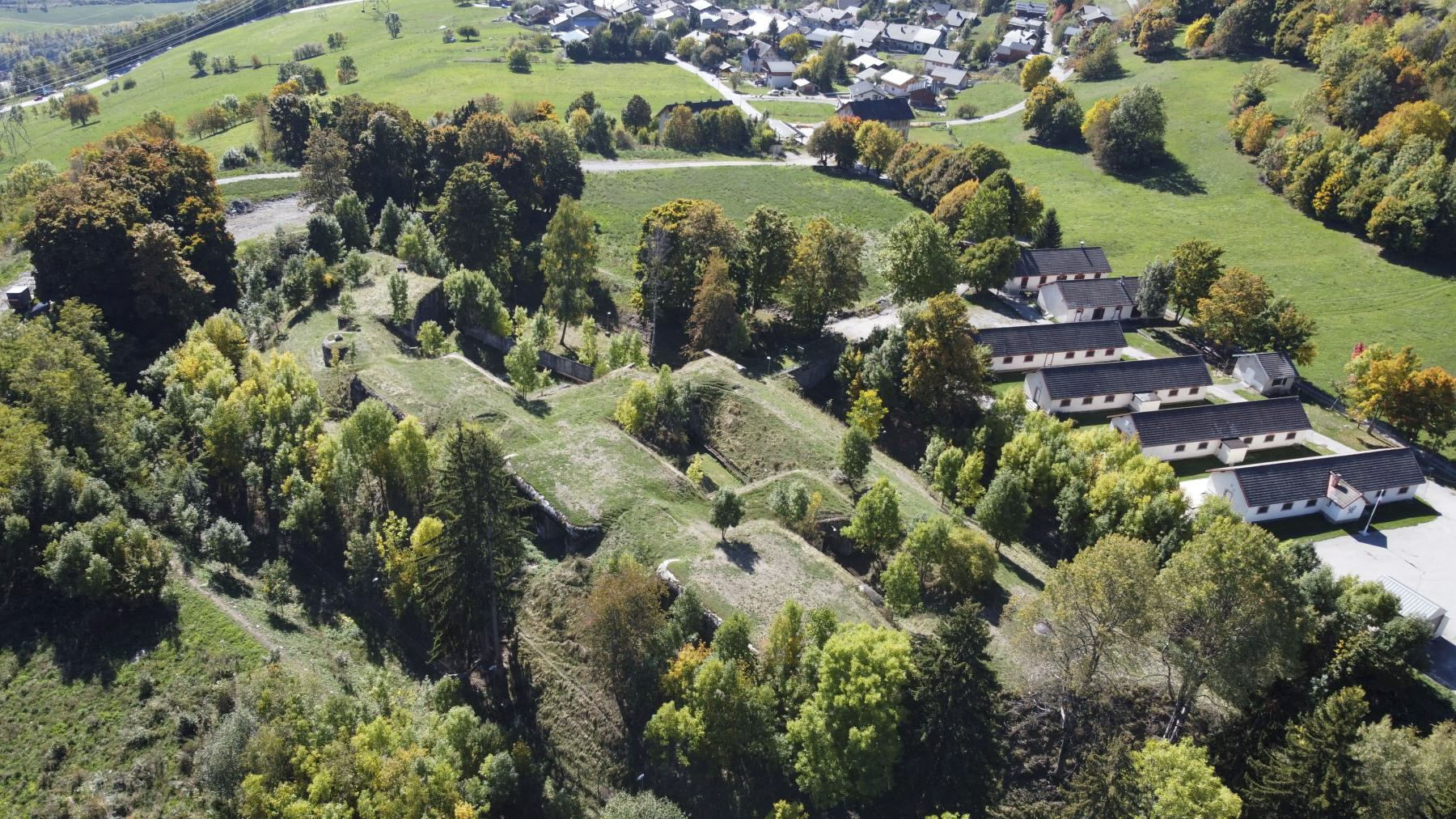 Ligne Maginot - VULMIX - (Casernement) - Le casernement, juste devant le village, les deux bâtiments officiers-sous-officiers - ELLENA Daniel - CUNY Philippe