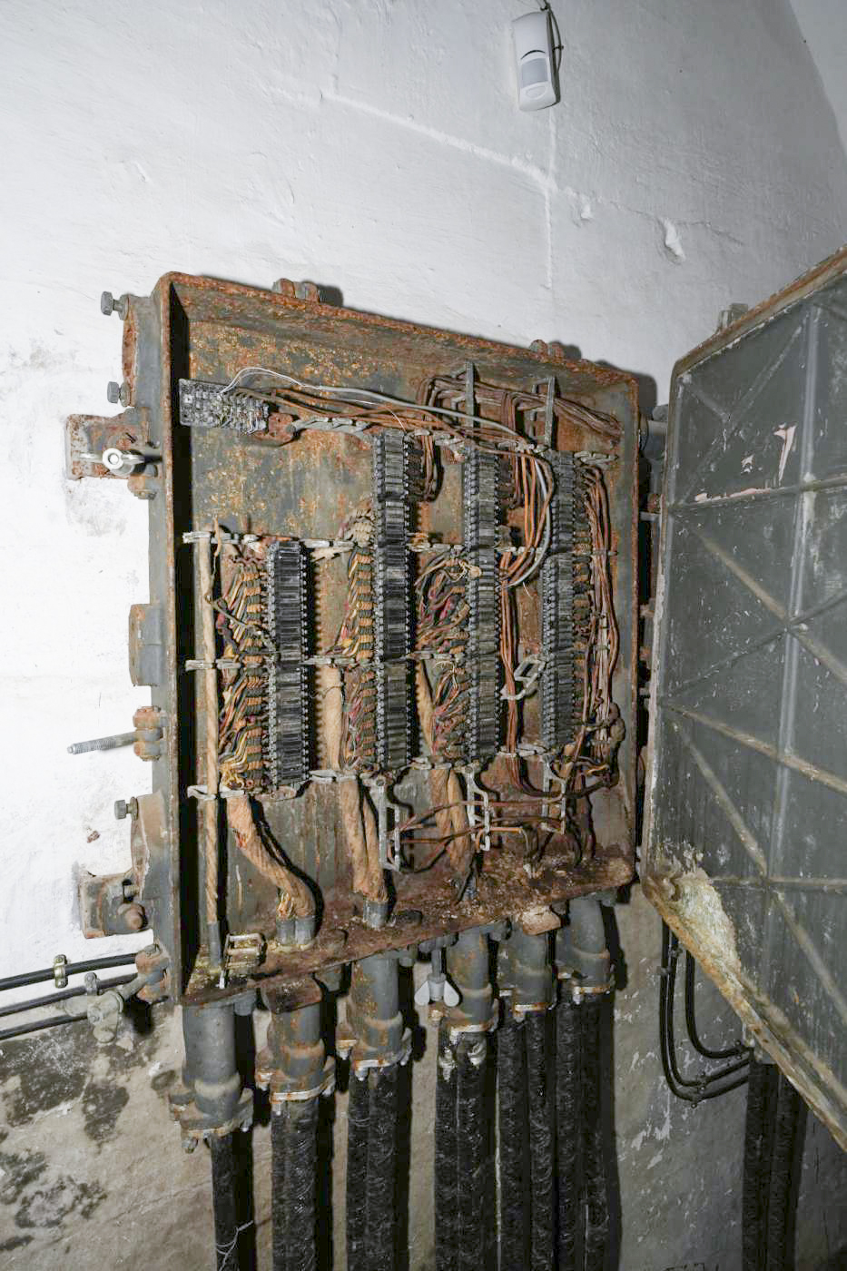 Ligne Maginot - VULMIS OU VULMIX - (Position d'artillerie préparée) - Central Téléphonique installé dans l'ancien magasin à poudre caverne
Répartiteur principal , boite type 5 pour 168 circuits - duomaxw