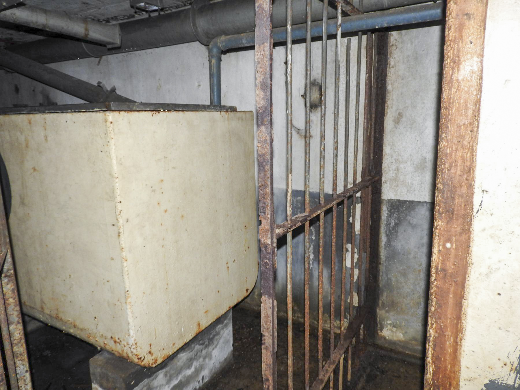 Ligne Maginot - TRESSANGE - C32 - (Casemate d'infanterie - Simple) - L'entrée du local du groupe électrogène et un réservoir d'eau. - STENGER Mathieu