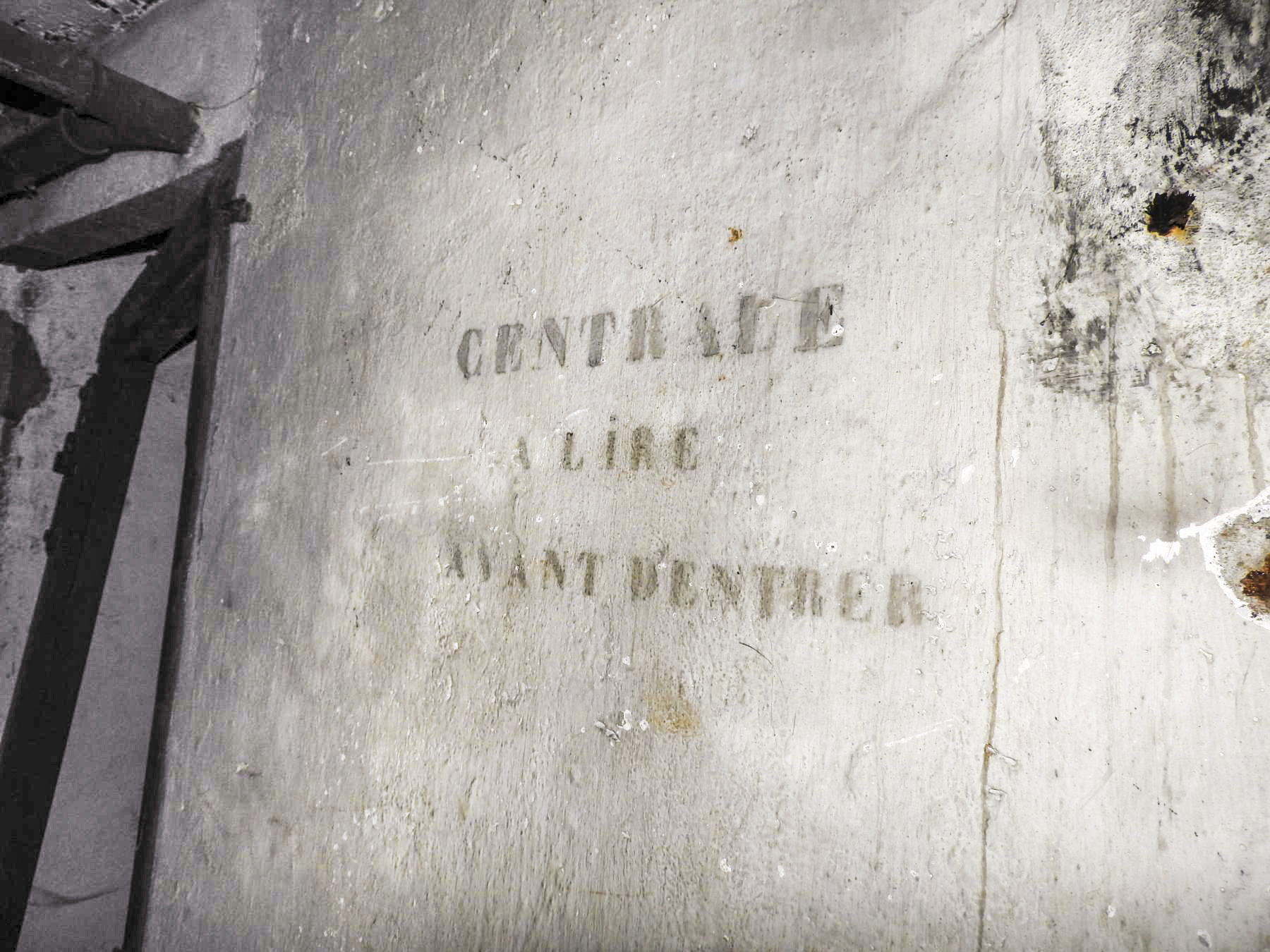 Ligne Maginot - TRESSANGE - C32 - (Casemate d'infanterie - Simple) - Le marquage à l'entrée de l'usine. - STENGER Mathieu