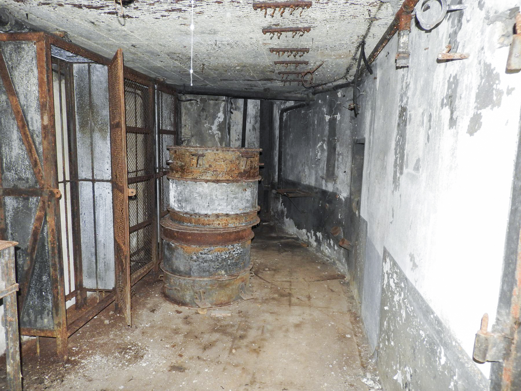 Ligne Maginot - TRESSANGE - C32 - (Casemate d'infanterie - Simple) - Des armoires à munitions et des filtres de ventilation. - STENGER Mathieu