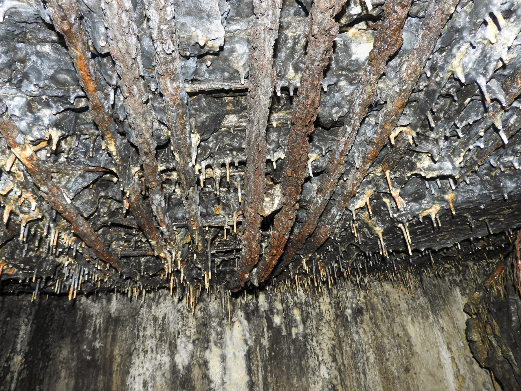 Ligne Maginot - GROS BOIS - C35 - (Casemate d'infanterie - Simple) - Les dégâts au plafond de la chambre de tir. - STENGER Mathieu