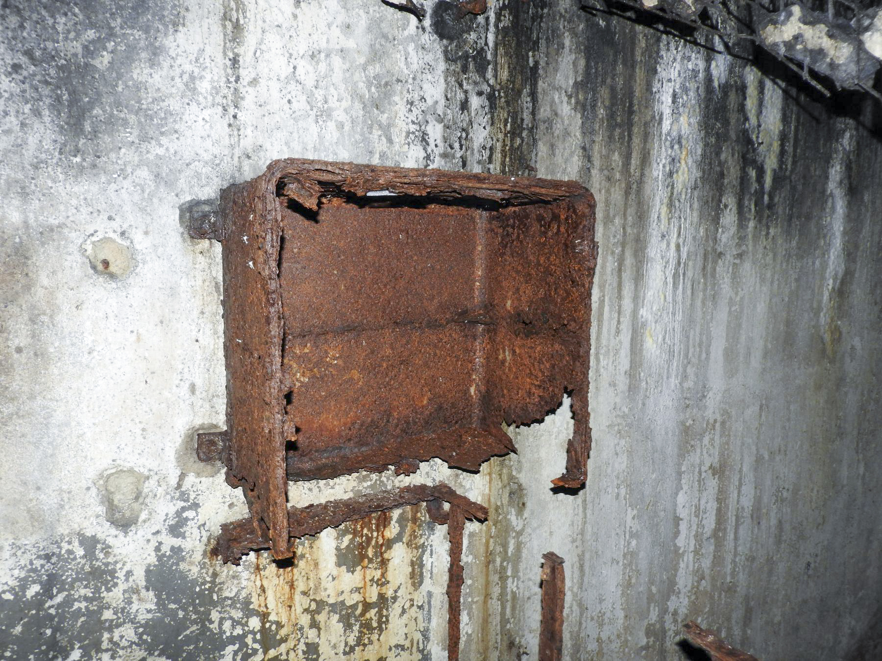 Ligne Maginot - GROS BOIS - C35 - (Casemate d'infanterie - Simple) - Les restes d'un boitier. - STENGER Mathieu