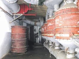 Ligne Maginot - GROS BOIS - X1 (QUARTIER LUDELANGE - I/128°RIF) - (Abri) - Le local de ventilation
Vue sur les filtres à papier et charbon utilisés pour nettoyer l'air extérieur en cas d'attaque par gaz.