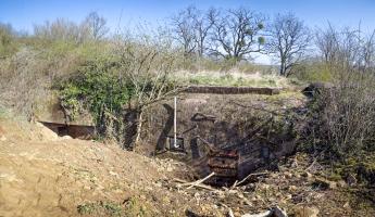 Ligne Maginot - PETERSBERG EST - C40 - (Casemate d'infanterie - Simple) - La casemate partiellement remblayée
2017