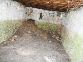 Ligne Maginot - BB226 - ROTHERBERG 04 - (Blockhaus pour arme infanterie) - L'intérieur du blockhaus. L'entrée est au fond; on distingue le créneau latéral à droite à l'arrière.