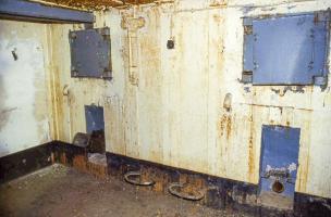 Ligne Maginot - BOIS DE KANFEN OUEST - C42 - (Casemate d'infanterie - Simple) - Chambre de tir avec deux créneaux. 
Le créneau de gauche est doté d'un bi-rail supportant le canon de 37 qui pouvait être échangé avec un jumelage de mitrailleuses Reibel. Le créneau de droite était doté d'un jumelage de mitrailleuses Reibel