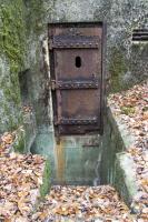 Ligne Maginot - BOIS DE KANFEN EST - C43 - (Casemate d'infanterie) - Entrée de la casemate. 
Noter que le fossé diamant ne court pas le long de la casemate mais couvre seulement l'espace devant la porte.