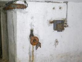 Ligne Maginot - SELOGES - (Ouvrage d'infanterie) - Bloc d'entrée
Tuyau de prise d'air et appareil téléphonique étanche