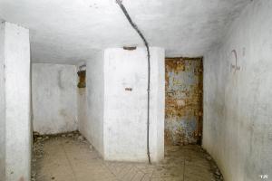 Ligne Maginot - SELOGES - (Ouvrage d'infanterie) - Bloc entrée
La porte d'entrée et le créneau pour le FM de défense des abords du bloc.
Le câble est l'arrivée du réseau téléphonique souterrain