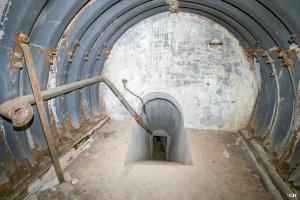 Ligne Maginot - SELOGES - (Ouvrage d'infanterie) - Bloc 4
le débouché de l'escalier dans le bloc
Tuyau d'amenée d'air et prise pour téléphone