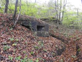 Ligne Maginot - BOUSSE SUD - (Blockhaus pour arme infanterie) - L'embrasure vers la voie ferrée.
On distingue à l'arrière le blockhaus Nord type 1.