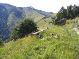 Ligne Maginot - LA BEOLE (BE) - (Ouvrage d'infanterie) - Vue prise depuis les dessus de l'ouvrage en direction de Plan Caval. 
Au premier plan les ruines du casernement de paix.