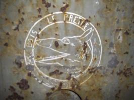 Ligne Maginot - KOENIGSMACKER NORD - C48 - (Casemate d'infanterie - Simple) - Insigne 'les loups de Bois le Prêtre', appartenant au 167° RIF, sur une des portes de la casemate