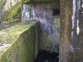Ligne Maginot - METRICH NORD - C50 - (Casemate d'infanterie - Simple) - Vue du fossé. Sur le mur du fond les débouchés du tube lance grenade sur la gauche et l'évacuation des douilles sous le créneau du FM. 
Noter les supports destinés soit à un camouflage, soit à une rambarde de protection.