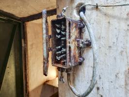 Ligne Maginot - 82M - (Chambre de coupure) - Boîtier de connexion pour les troupes de campagne, situé à l'extérieur du local pour que les troupes puissent s'y brancher sans avoir à y entrer. 