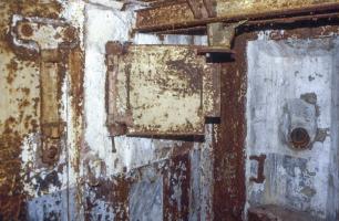 Ligne Maginot - BOIS DE KOENIGSMACKER  - C52 - (Casemate d'infanterie - Simple) - L'étage supérieur
Le chariot du canon de 37 encore en place