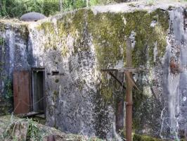 Ligne Maginot - HUMMERSBERG SUD - C54 - (Casemate d'infanterie) - Noter le support du projecteur provisoire en tôle.