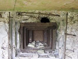 Ligne Maginot - HUMMERSBERG SUD - C54 - (Casemate d'infanterie) - Impacts sur un des créneaux.