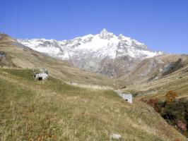 Ligne Maginot - SELOGES - (Ouvrage d'infanterie) - Bloc 5 au dessus du bloc 7
à l'arrière plan, la vallée de la ville des Glaciers ou débouche le col de la Seigne