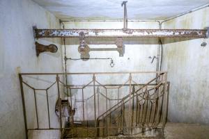 Ligne Maginot - CHENES BRULES - X23 - (Abri) - Coffre Sud
Haut de la cage d'escalier. Noter le palan au-dessus de celle-ci.