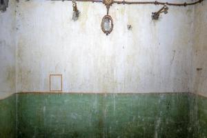 Ligne Maginot - CHENES BRULES - X23 - (Abri) - Coffre Sud
Local à l'étage supérieur ('X' sur le plan)
Noter les marquages sur le mur dont la signification reste à préciser