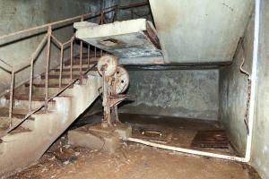 Ligne Maginot - CHENES BRULES - X23 - (Abri) - Le puits de l'abri
Pompe de surface et puits au pied de l'un des coffres