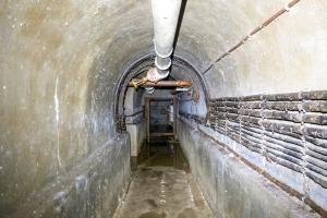 Ligne Maginot - CHENES BRULES - X23 - (Abri) - Galerie dans l'axe de la cage d'escalier du coffre Nord (visible au fond)