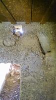 Ligne Maginot - STERNBUSCH - (Blockhaus de type indeterminé) - Vue sur l'orifice en oblique permettant de lancer des grenades dans le fosse. Le trou en haut servait d'évacuation pour le poêle 