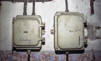 Ligne Maginot - LANGHEP NORD - (Casemate d'infanterie - Simple) - Inscriptions allemandes sur coffrets électriques 