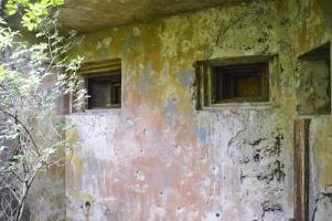 Ligne Maginot - LANGHEP SUD - (Casemate d'infanterie - Simple) - Les créneaux
Noter les impacts de tirs et le reste de peinture camouflée.