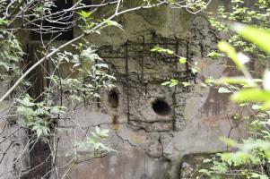 Ligne Maginot - LANGHEP SUD - (Casemate d'infanterie - Simple) - Noter les impacts de tirs et le reste de peinture camouflée.