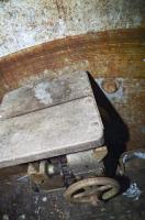 Ligne Maginot - LANGHEP SUD - (Casemate d'infanterie - Simple) - La première cloche GFM
Le siège du guetteur et la manivelle de réglage de la hauteur du plancher de la cloche