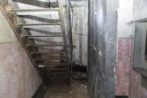 Ligne Maginot - LANGHEP SUD - (Casemate d'infanterie - Simple) - Le couloir inférieur
A droite le central téléphonique qui a pris la place des latrines d'origine, la fosse septique étant juste en dessous. La casemate C63, n'ayant pas elle de central téléphonique a ses latrines installées à cet endroit.
