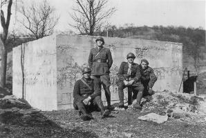 Ligne Maginot - CB74 - CIMETIERE DE SENTZICH - (Blockhaus pour arme infanterie) - Sur la photo l'aspirant Edmond Caspar (1919-2000)