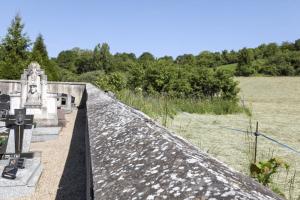 Ligne Maginot - CB74 - CIMETIERE DE SENTZICH - (Blockhaus pour arme infanterie) - Vue depuis le cimetière de Sentzich.
Le blockhaus est en partie remblayé et peu à peu submergé par la végétation.