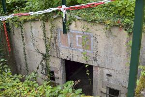 Ligne Maginot - LONKICH (SOUS QUARTIER BOLER - 1° CM) - (PC de Sous-Quartier) - Autre alvéole du site - Accès marqué par chaînes rouges et blanches par sécurité.