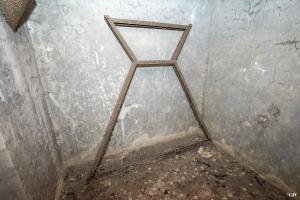 Ligne Maginot - BB311 - (Blockhaus pour arme infanterie) - L'intérieur du blockhaus
Le support métallique est prévu pour la mitrailleuse Hotchkiss 8 mm