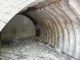 Ligne Maginot - BOIS DE COUME 2 (6° CIE DU II/160° RIF) - (PC de Sous-Quartier) - Les tôles métro ont été récupérées, laissant apparaitre un bétonnage de qualité médiocre